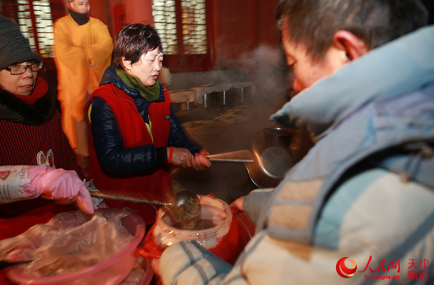 臘八到年將近 天津市民寒冬清晨排隊吃粥沾福氣