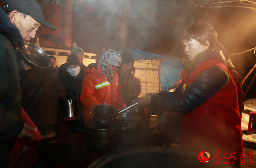 腊八到年将近 天津市民寒冬清晨排队吃粥沾福气
