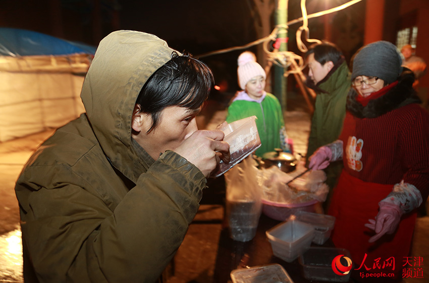 臘八到年將近 天津市民寒冬清晨排隊吃粥沾福氣