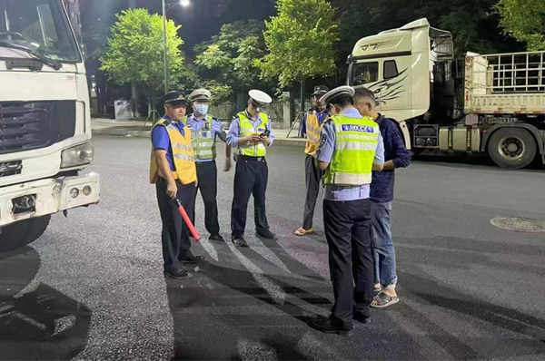 重庆渝北：联合执法小分队开展夜间整治行动_fororder_图片1