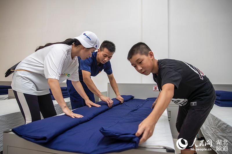 消防夏令营开营 师生走进消防中队体验消防生活