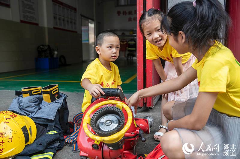 消防夏令营开营 师生走进消防中队体验消防生活