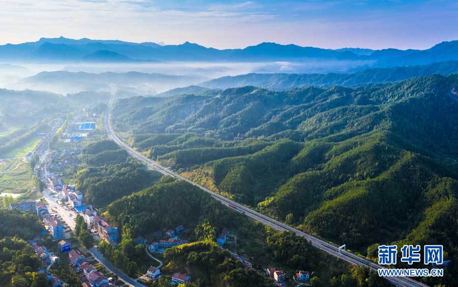 鸟瞰武英高速 一路风光绝美