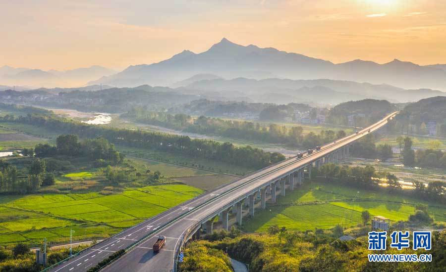 鸟瞰武英高速 一路风光绝美