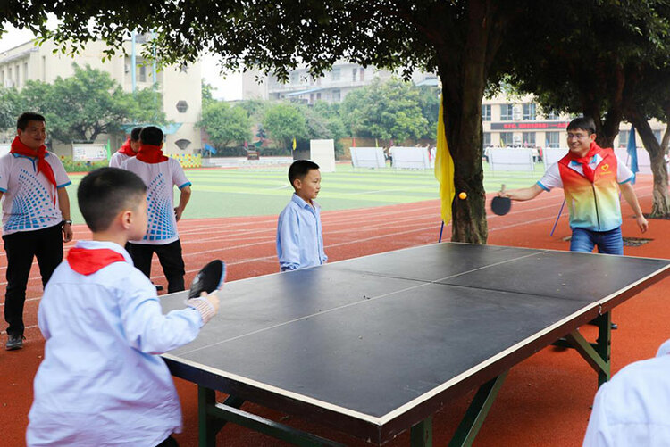 照亮学子“体育梦” 中建二局向重庆市铜罐驿实验学校捐赠体育用品_fororder_志愿者与学生们一起打球-摄影-刘德生