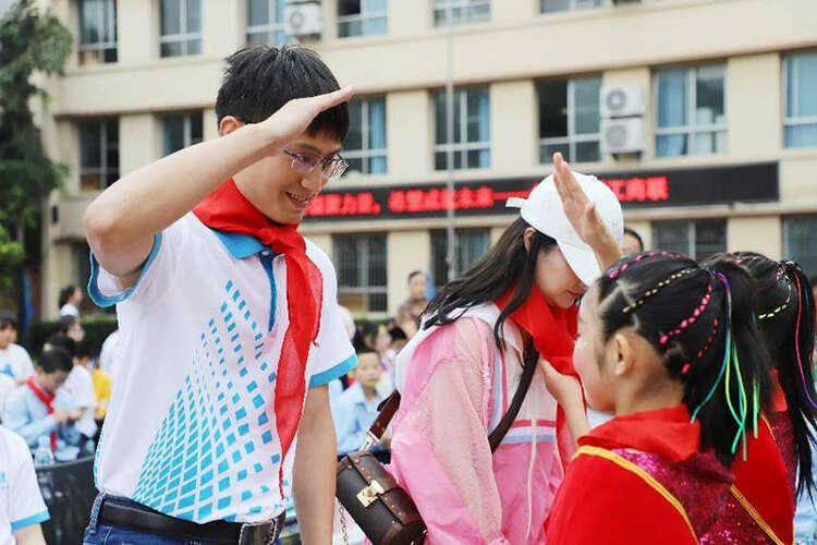 照亮学子“体育梦” 中建二局向重庆市铜罐驿实验学校捐赠体育用品_fororder_学生向志愿者敬礼致谢-摄影-刘德生