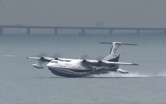 수륙양용 항공기 "곤룡"호 최초 비행에 성공_fororder_微信图片_20200727143853