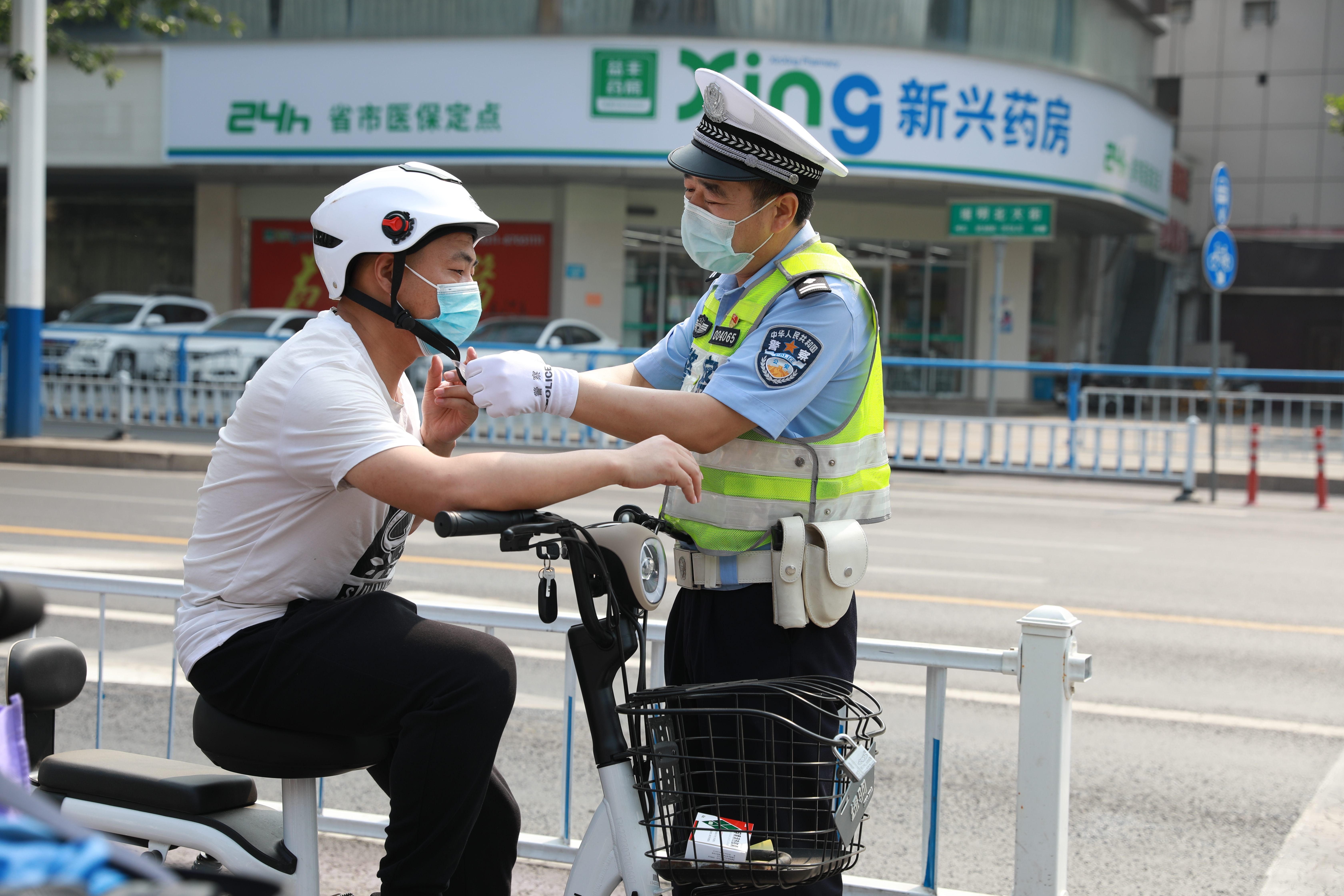 （原創）石家莊交警戰高溫、鬥酷暑 為群眾平安出行保駕護航_fororder_5