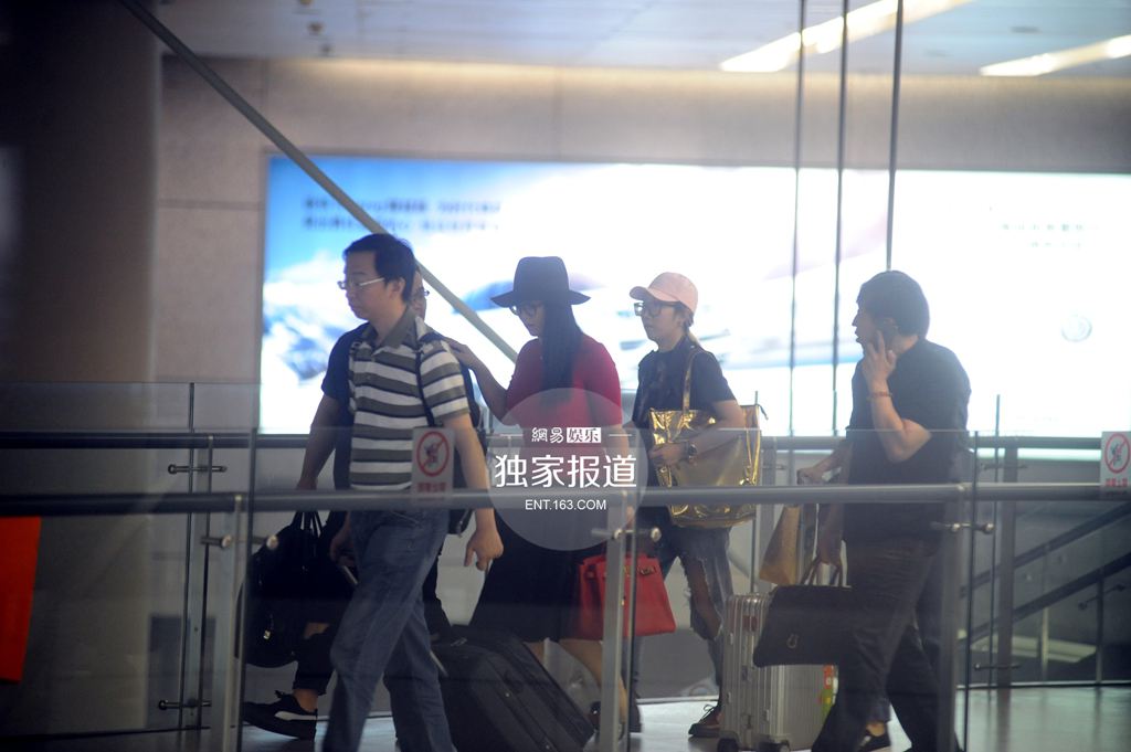 李湘打扮贵气女王范 紧身衫秀丰满上围