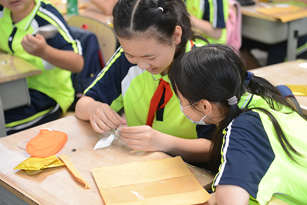 “端午艾草香 关注眼健康”中医药文化主题活动走近成都市锦里小学_fororder_高段学生学习护眼草药的配制，自制中草药眼罩-供图-四川省中医药管理局