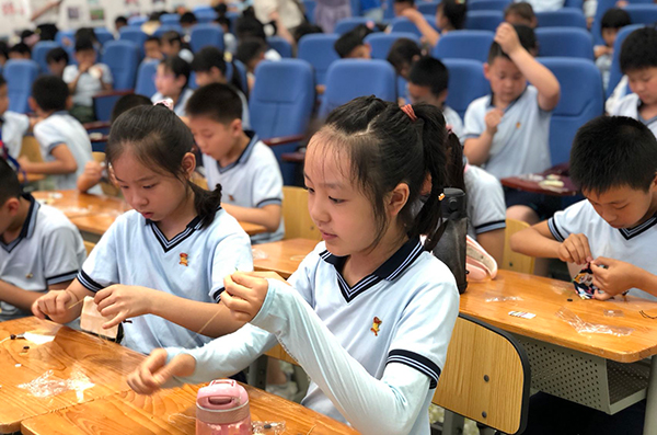 “端午艾草香 关注眼健康”中医药文化主题活动走近成都市锦里小学_fororder_学生DIY香囊-供图-四川省中医药管理局