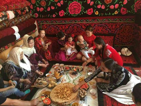 炸馓子,穿新衣,去拜年……新疆各地欢度肉孜节