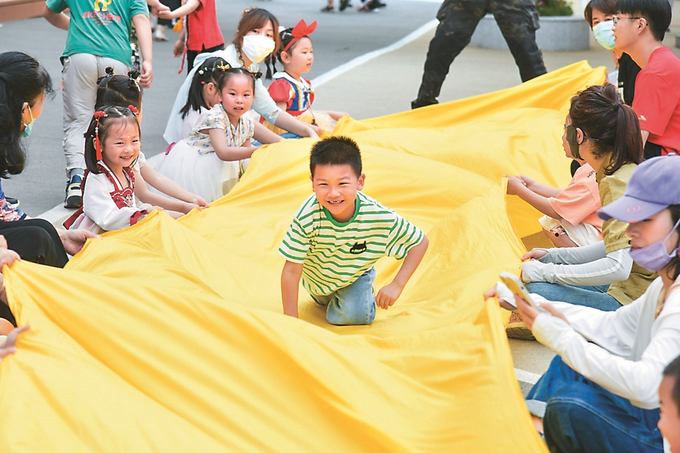 江苏省各地举行多彩活动欢庆“六一”儿童节