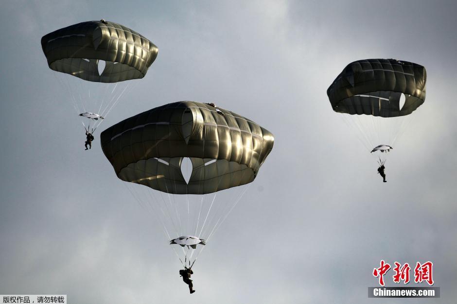 以色列空降兵参加跳伞训练 伞花朵朵从天而降
