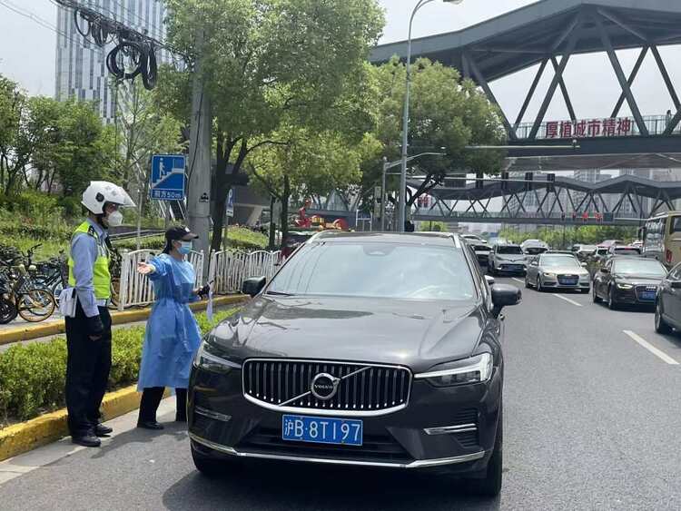 今天上海早高峰车辆恢复至平日六成