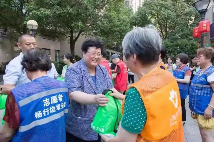 【企业】光明乳业积极参加高温慰问志愿者活动
