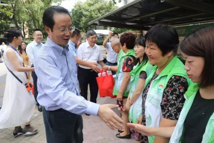 【企业】光明乳业积极参加高温慰问志愿者活动