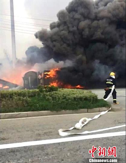 江苏镇江新区一辆槽罐车侧翻爆燃 事故造成2人死亡