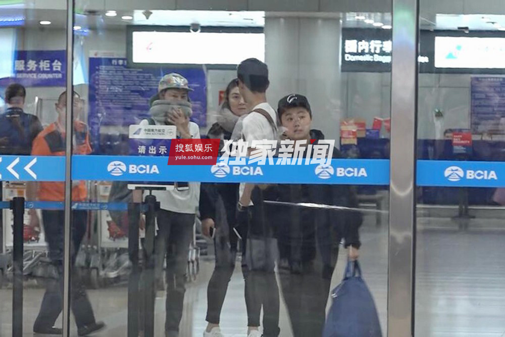 独家：王凯深夜现身机场 遭粉丝冒雨追赶