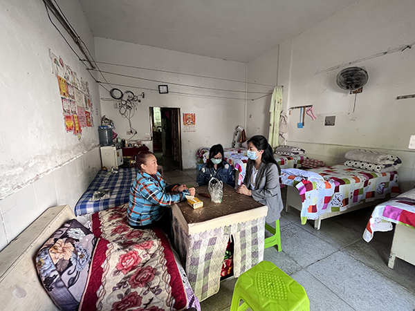 “希望工程1+1—幻方助学计划”公益项目资助四川省11550名小学生_fororder_四川各级团委工作人员进校入户走访“幻方助学计划”项目受助学生2-供图-四川省青少年发展基金会