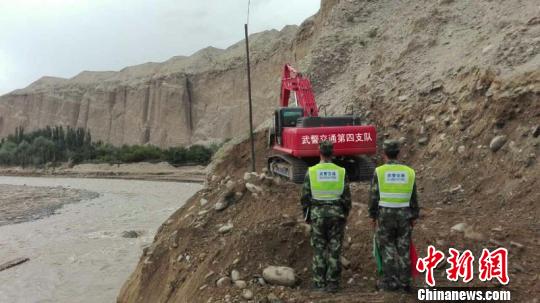 新疆叶城发生泥石流灾害 武警交通四支队千里紧急驰援