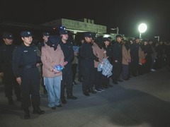 历经34小时 29名跨国电信诈骗洗钱案嫌犯被押回四川
