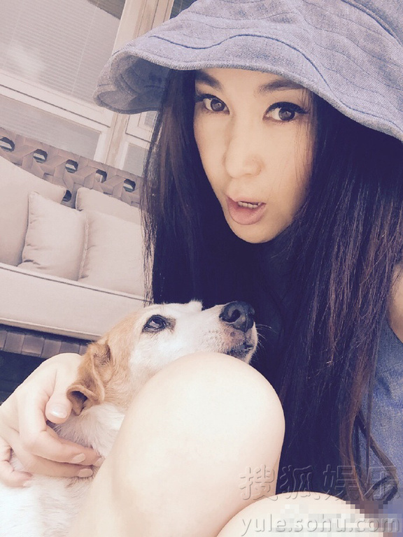 50岁依旧少女感十足！温碧霞自拍卖萌停不下