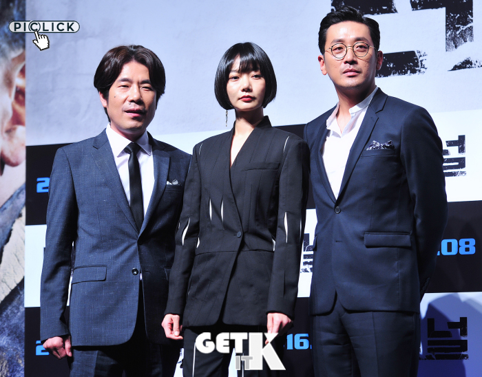 《隧道》发布会裴斗娜捂嘴狂笑 与吴达秀贴耳亲密热聊