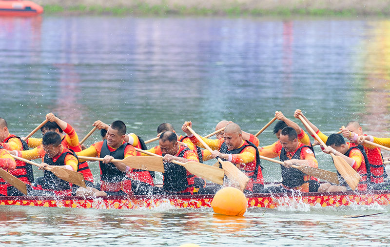 百舟竞渡迎端午 富顺县第二届端午龙舟文化旅游活动精彩上演_fororder_8奋力拼搏（摄影-廖志全）