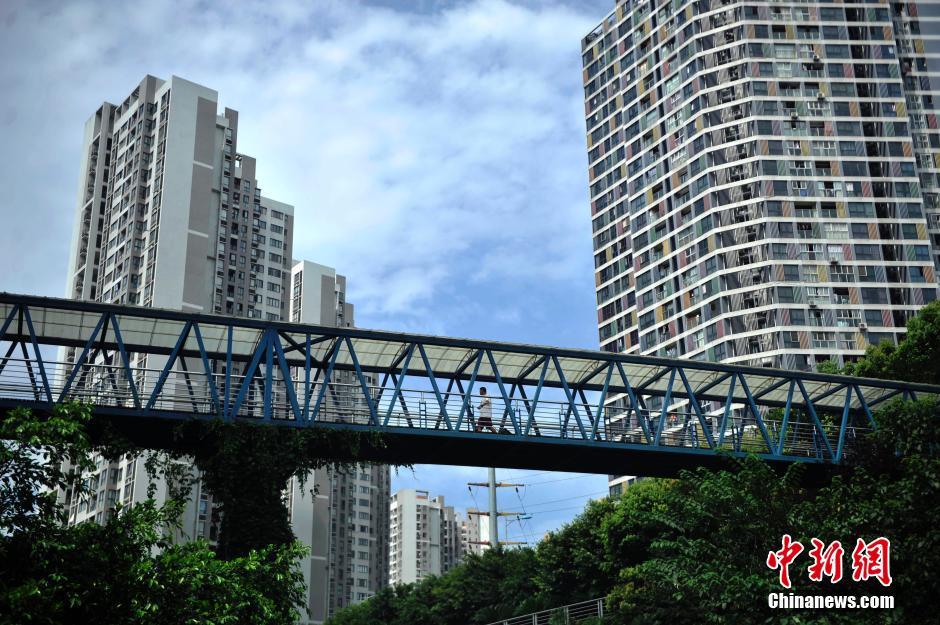 重庆一小区建“空中长廊”供高楼居民进出