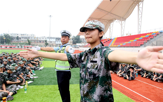 渭南市公安局交警支队临渭大队民警进校园 为军训新生普及交通安全知识