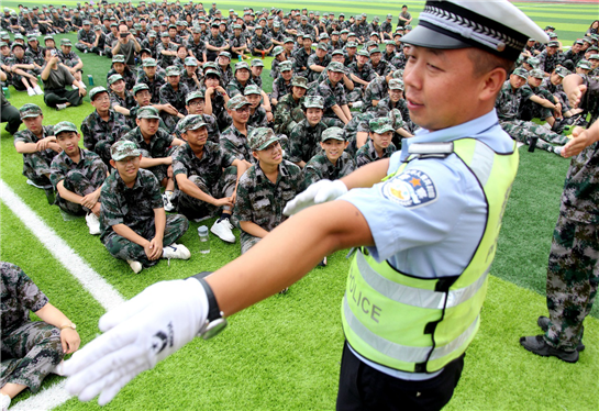 渭南市公安局交警支队临渭大队民警进校园 为军训新生普及交通安全知识
