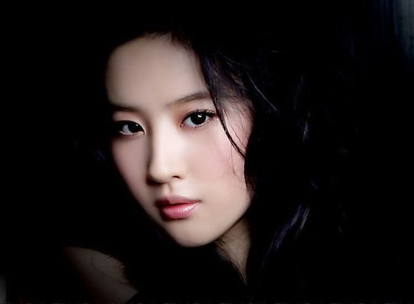 刘亦菲出道前艺术照曝光 与现今神仙姐姐形象差很大