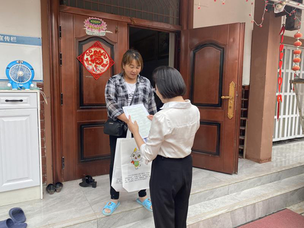 “一村一法律顾问” 简阳291个村社法律顾问全覆盖_fororder_法律顾问走村入户讲解法律知识-供图-简阳市融媒体中心