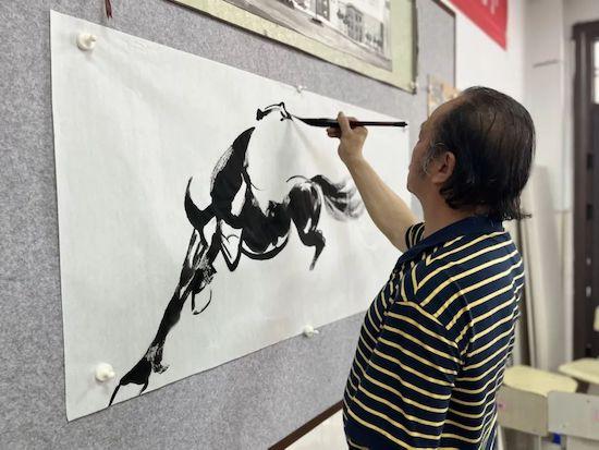 湖北省书画名家“喜迎二十大”书画艺术展示走进武汉光谷九小