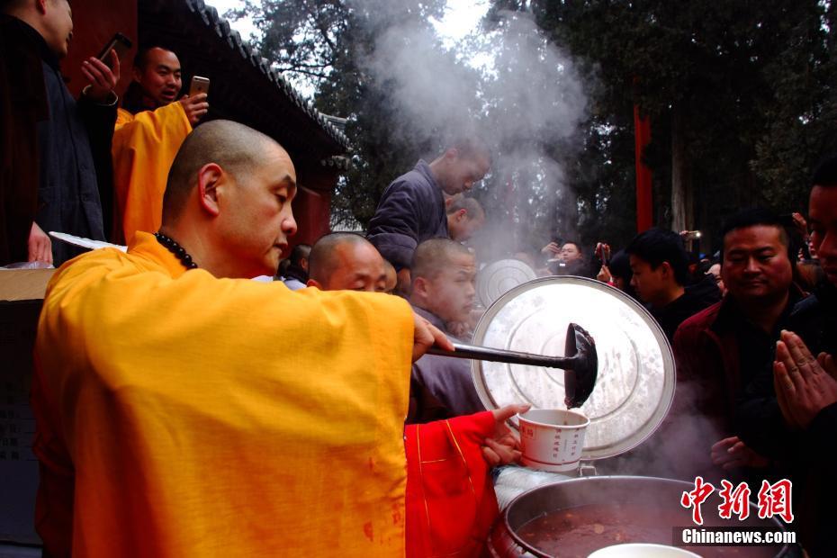 少林寺举行“腊八节施粥法会”