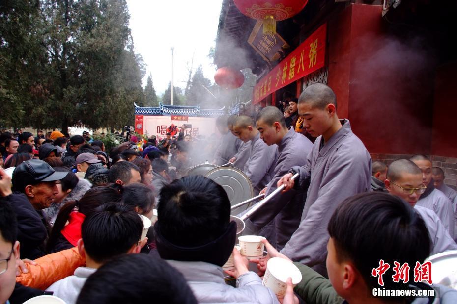 少林寺举行“腊八节施粥法会”