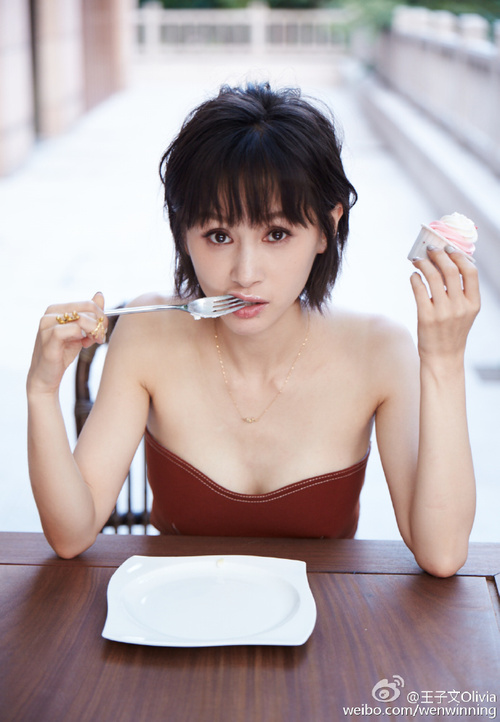 王子文穿性感低胸装 露性感事业线美艳诱惑十足