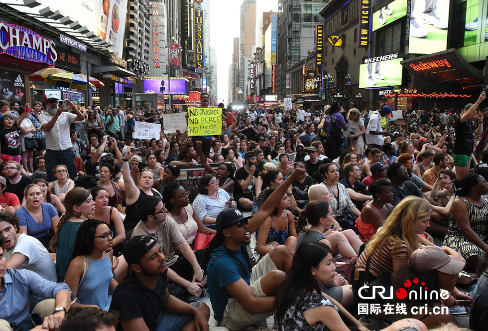 美国民众游行抗议警察射杀非裔男子事件(组图)