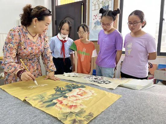 湖北省书画名家“喜迎二十大”书画艺术展示走进武汉光谷九小