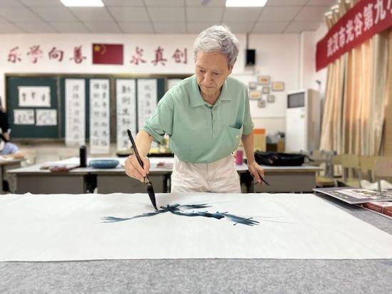 湖北省书画名家“喜迎二十大”书画艺术展示走进武汉光谷九小