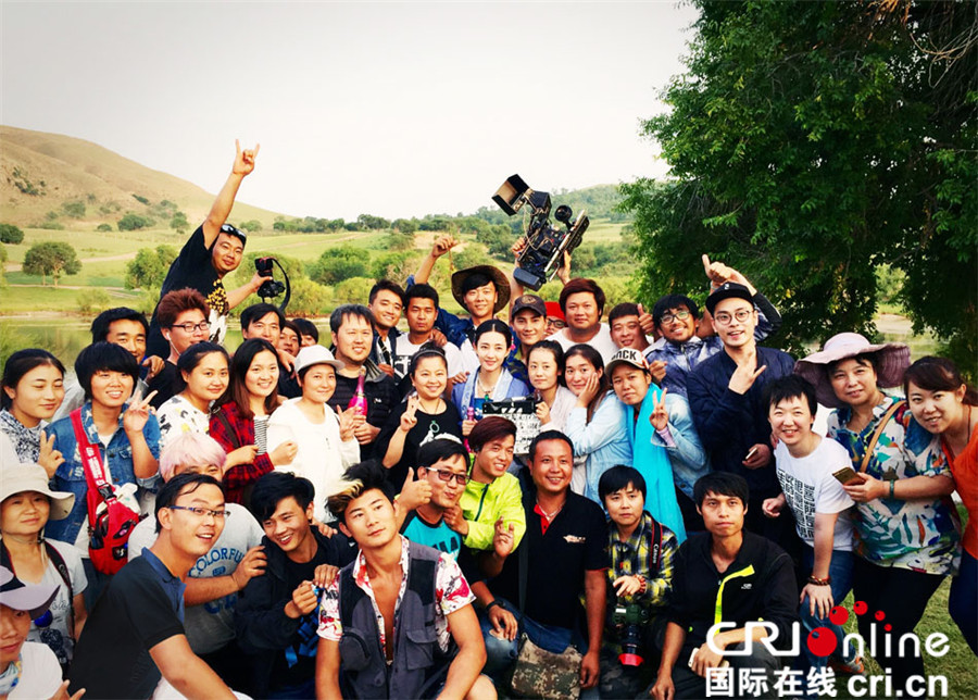 《凤凰无双》草原盛大杀青 王丽坤郑元畅惜别“星际虐恋”