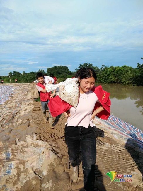 大堤上的成人礼——安徽“97后”青年抗洪救灾特写