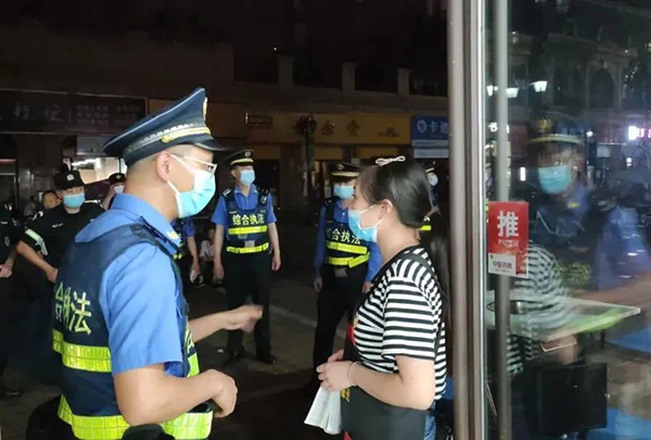 成都市城市管理委员会强化城市管理保障 为高考保驾护航_fororder_开展“食客高声喧哗问题”回头看-供图-成都市城市管理委员会