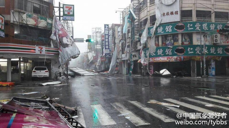尼伯特颱風過境 台灣街頭滿地狼藉