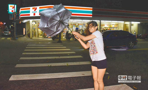 “尼伯特”台风侵袭台湾致2死66伤 39万多户停电