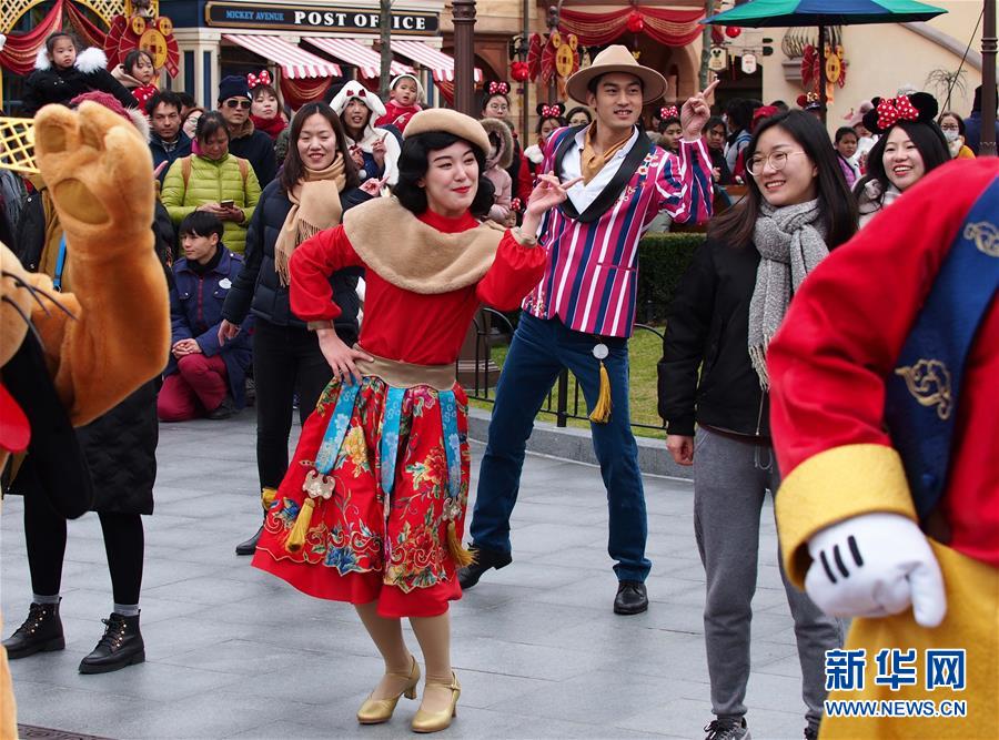 上海迪士尼启动迎接中国农历狗年春节系列活动