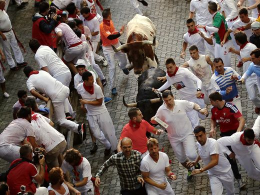 西班牙潘普羅那奔牛節抗議聲中開跑 已有四人受傷