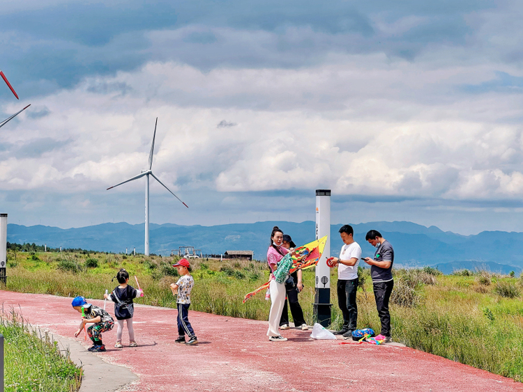 夏日出游 来龙里感受“油画草原之子”的魅力