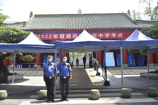 成都市城市管理委员会强化城市管理保障 为高考保驾护航_fororder_青羊区执法人员开展考点周边保障工作-供图-成都市城市管理委员会